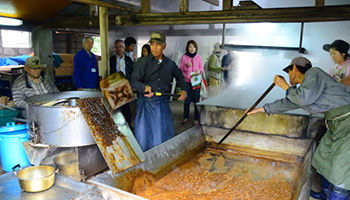 加計呂麻島の黒糖づくり　「西田製糖工場」